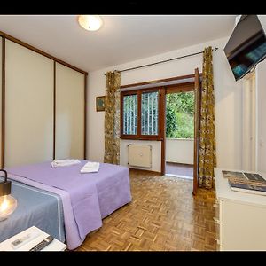 Zimmer mit Kingsize-Bett